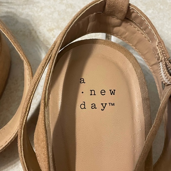 Half Inch Heels - Picture 2 of 3